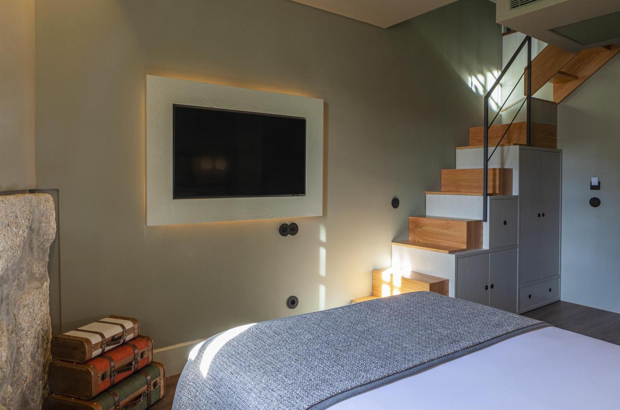 ホテル Timbre Virtudes ポルト エクステリア 写真 A television mounted on a wall